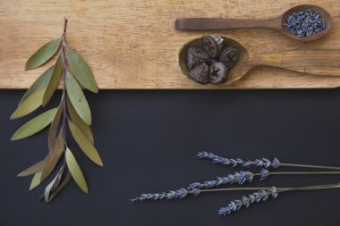 Baharat ve lavanta çiçekleri ile tahta kaşıklar