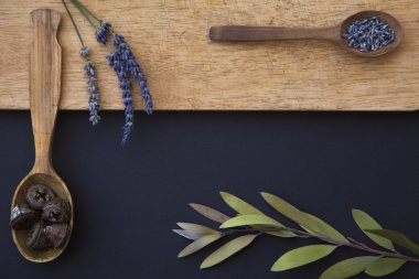 Baharat ve lavanta çiçekleri ile tahta kaşıklar