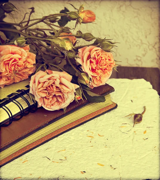 玫瑰和陈旧的书 — 图库照片