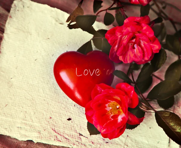 Rosas vermelhas e coração — Fotografia de Stock