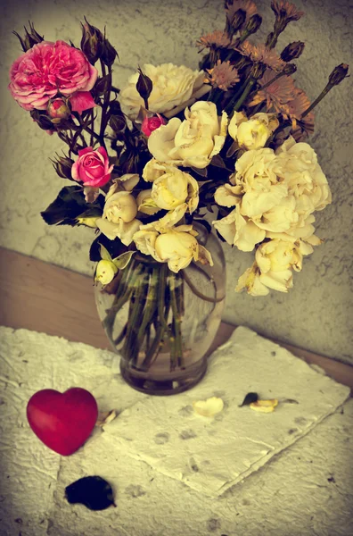 Białe róże i czerwone serce — Zdjęcie stockowe