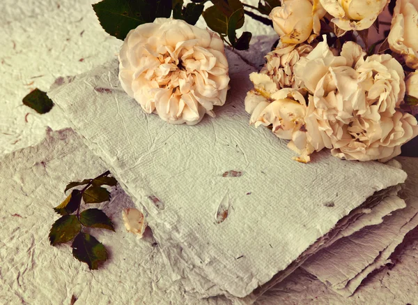 Λευκά τριαντάφυλλα και χειροποίητο χαρτί — Φωτογραφία Αρχείου