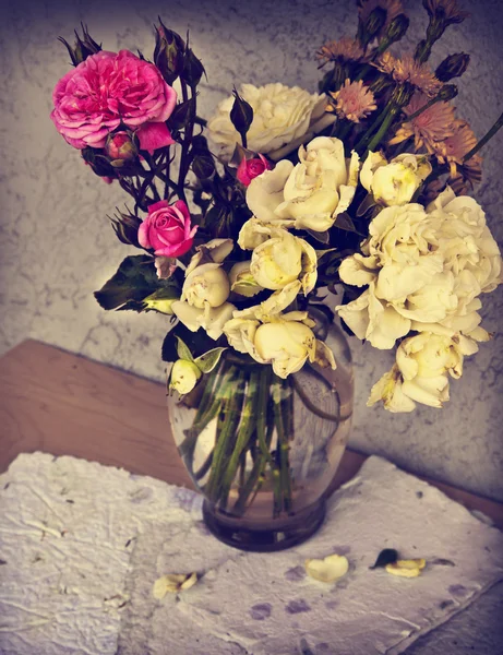 Rosas y papel hecho a mano — Foto de Stock