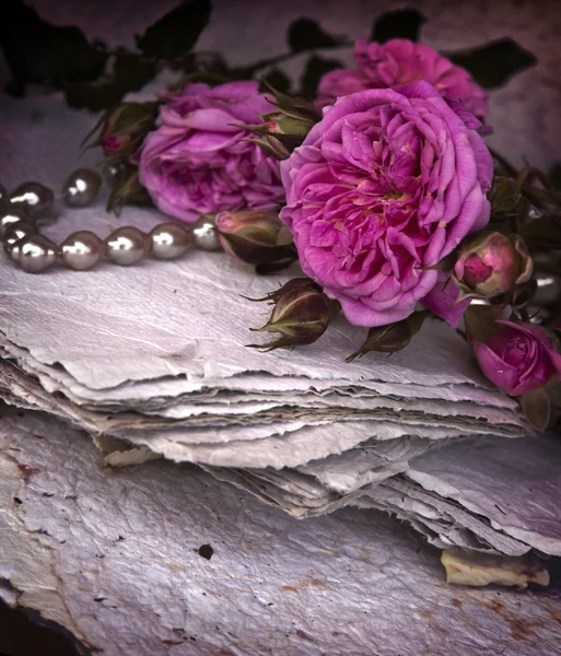Ροζ τριαντάφυλλα και χειροποίητο χαρτί — Φωτογραφία Αρχείου