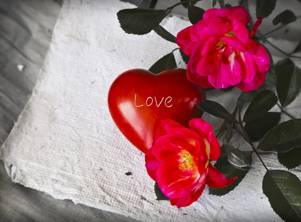 Röda rosor, hjärta och handgjort papper — Stockfoto