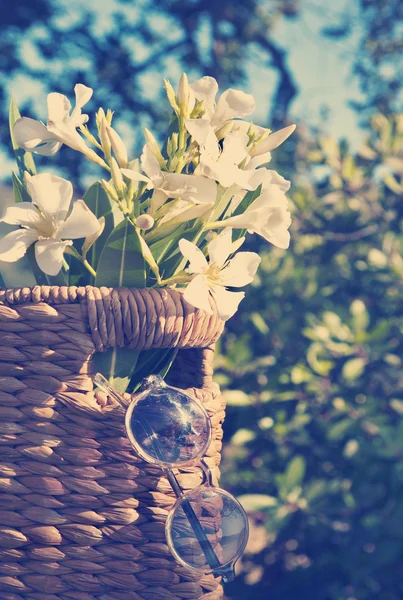 Witte bloemen met mand en zonnebril — Stockfoto