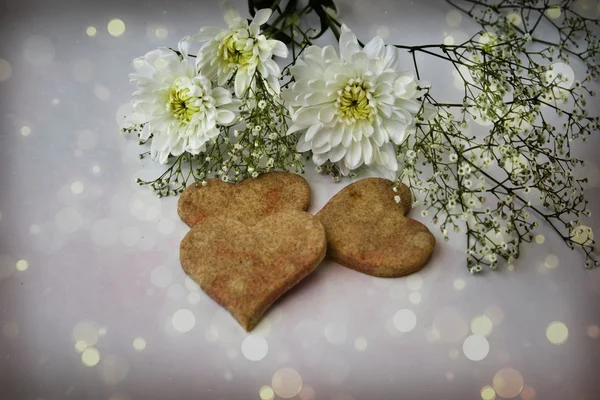 Chrysanthemum and heart shaped cookies — стоковое фото