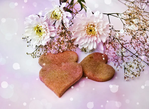 Chrysanthemum and heart shaped cookies — стоковое фото