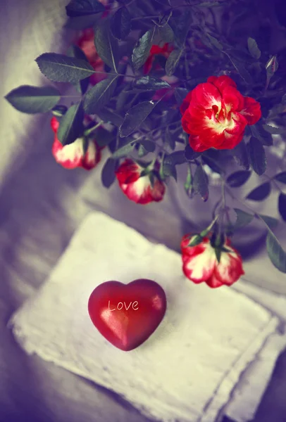 Kırmızı gül ve kırmızı kalp — Stok fotoğraf