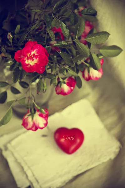 美しい赤いバラとハート — ストック写真