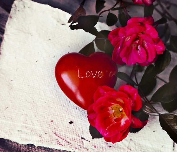 Lindas rosas vermelhas e coração — Fotografia de Stock