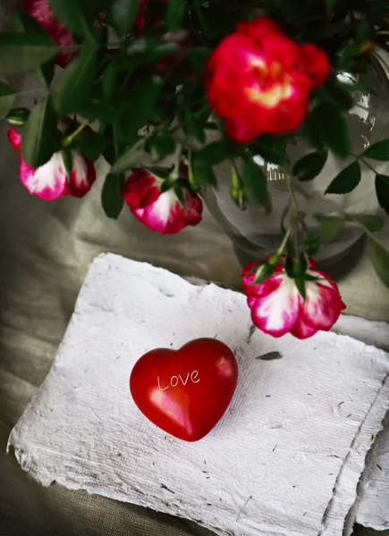 Hermosas rosas rojas y corazón —  Fotos de Stock