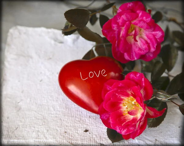 Mawar merah dan hati — Stok Foto