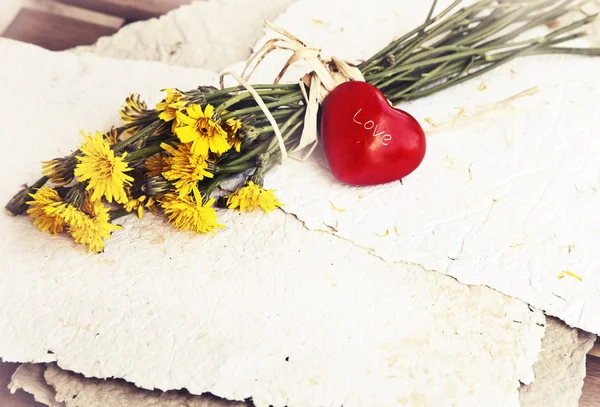 Bouquet de pissenlits et coeur rouge — Photo