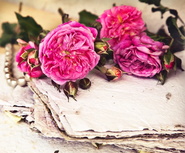Ροζ τριαντάφυλλα και χειροποίητο χαρτί — Φωτογραφία Αρχείου