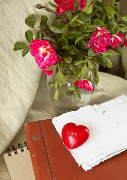 Rosas rojas, corazón y libro viejo — Foto de Stock