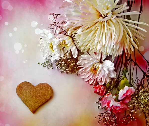 Ромашка, хризантема и куккис в форме сердца — стоковое фото