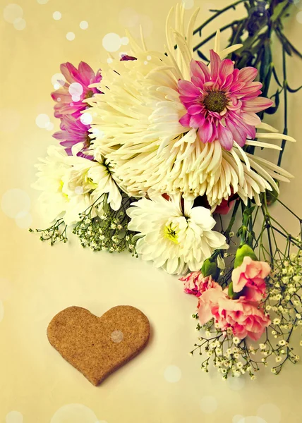Chamomile, chrysanthemum and heart shaped coockies — Stock Photo, Image