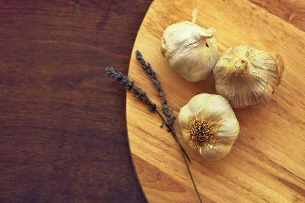 Garlic and lavender flowers — Stock Photo, Image