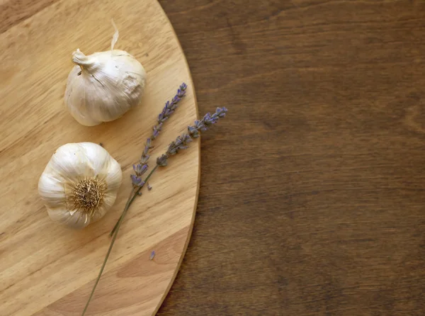 Garlic and lavender flowers — Stock Photo, Image