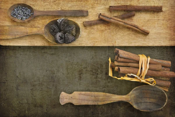 Wooden spoons with spices and cinnamon sticks — Stock Photo, Image