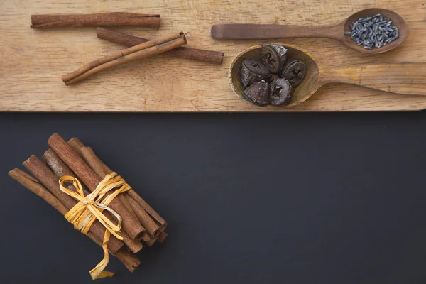 Cucharas de madera con especias y palitos de canela — Foto de Stock