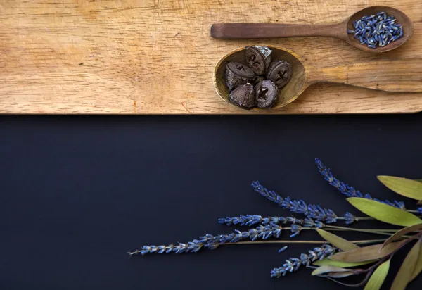 Colheres de madeira com especiarias e flores de lavanda — Fotografia de Stock