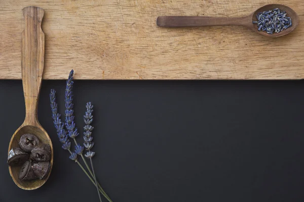 Baharat ve lavanta çiçekleri ile tahta kaşıklar — Stok fotoğraf