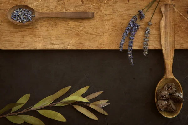 Colheres de madeira com especiarias e flores de lavanda — Fotografia de Stock