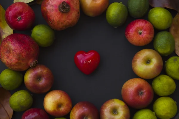 Manzanas rojas y pequeño corazón — Foto de Stock