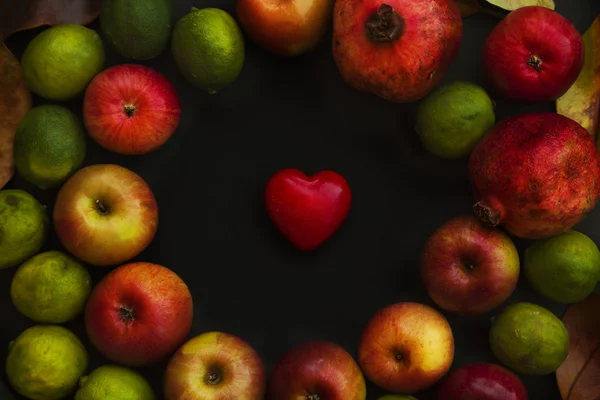 Manzanas rojas y pequeño corazón — Foto de Stock