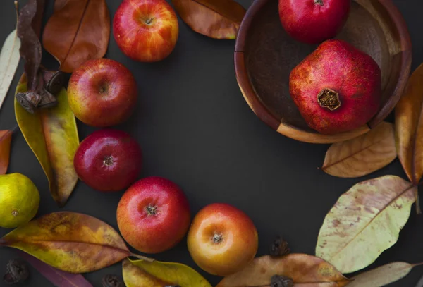 Manzanas rojas, granadas y limas — Foto de Stock