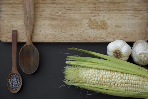 玉米、 大蒜和木制的勺子 — 图库照片