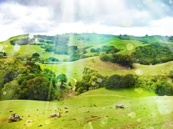 Zomer landschap met bewolkte lucht — Stockfoto