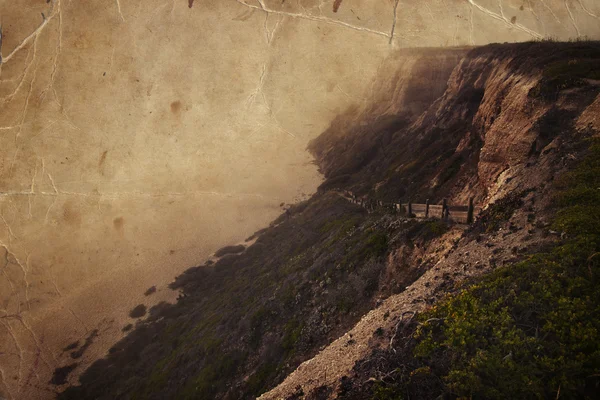 霧の山とビーチ — ストック写真