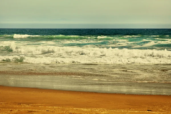 Hermosa playa y mar tropical —  Fotos de Stock