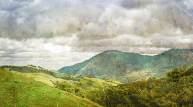 Bulutlu Gökyüzü ile Yaz Manzarası