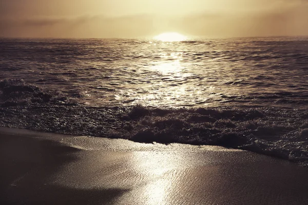 Vacker strand och tropiskt hav — Stockfoto