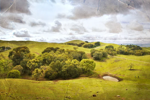 Zomer landschap met bewolkte lucht — Stockfoto