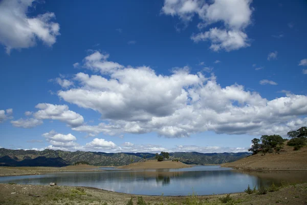 Schöne Landschaft mit blauem Himmel — Stockfoto