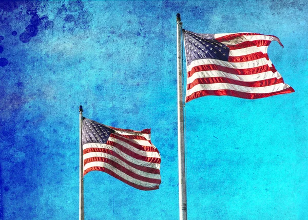 Американский флаг, размахивающий на голубом небе — стоковое фото