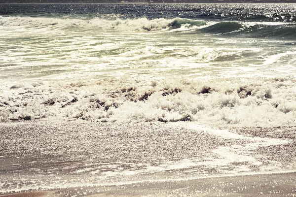 Bella spiaggia e mare tropicale — Foto Stock