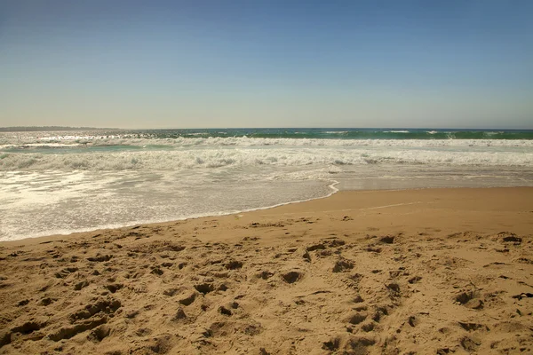 Plajă frumoasă și mare tropicală — Fotografie, imagine de stoc