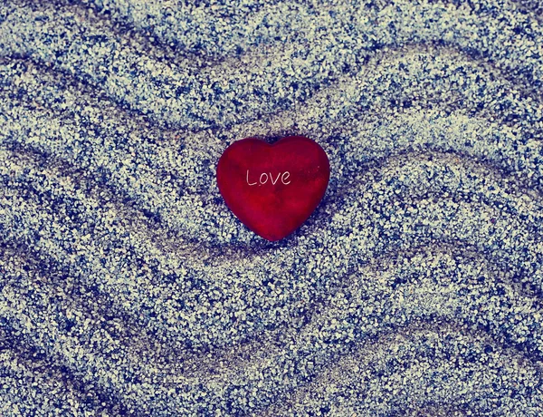 Rotes Herz mit Buchstaben Liebe — Stockfoto