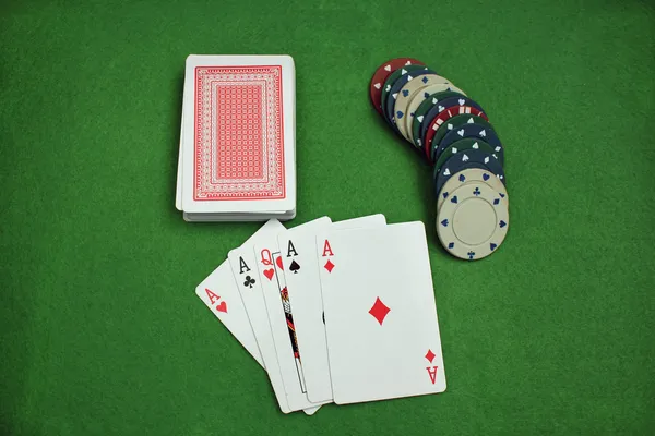 Poker chips en kaarten op de baal — Stockfoto