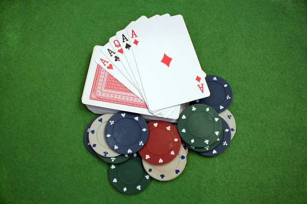 Poker kaarten en chips — Stockfoto