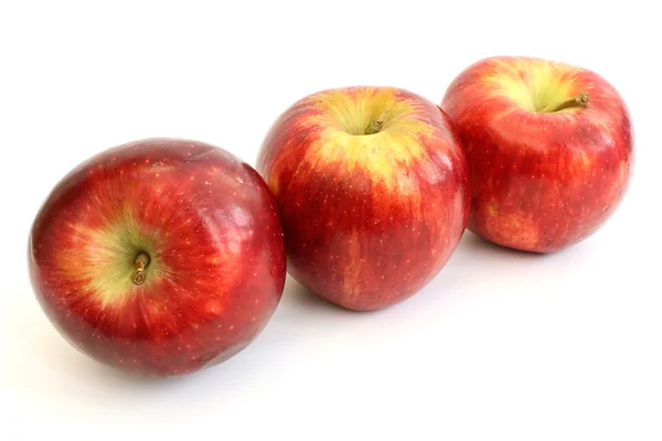 Drei Äpfel auf einer Diagonale — Stockfoto