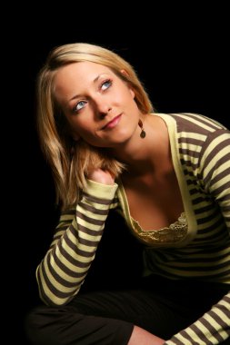 Kız yerde oturuyor.