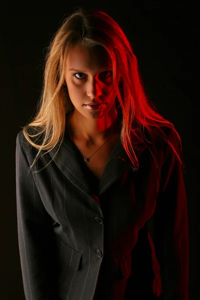 Mädchen mit roter Hintergrundbeleuchtung — Stockfoto