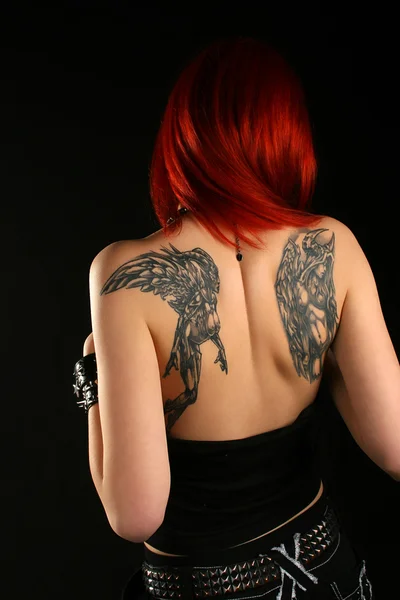 Ragazza con bel tatuaggio — Foto Stock